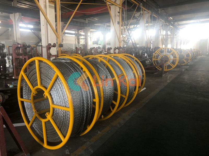 पॉवर ट्रान्समिशन सिस्टीममध्ये अँटी-ट्विस्टिंग स्टील वायर रोपचे महत्त्व उलगडणे